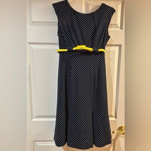Super cute for a wedding or baby shower. Size 8